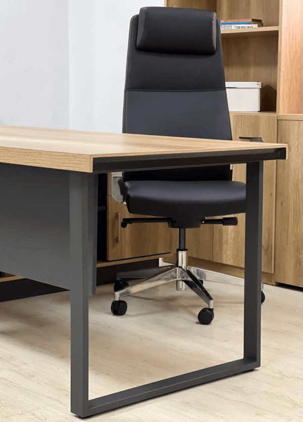 Oficina con muebles modernos