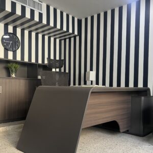 Escritorio ejecutivo con  credenza lateral integrada OF20E3401